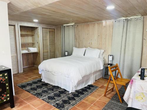 Bimini-bedroom